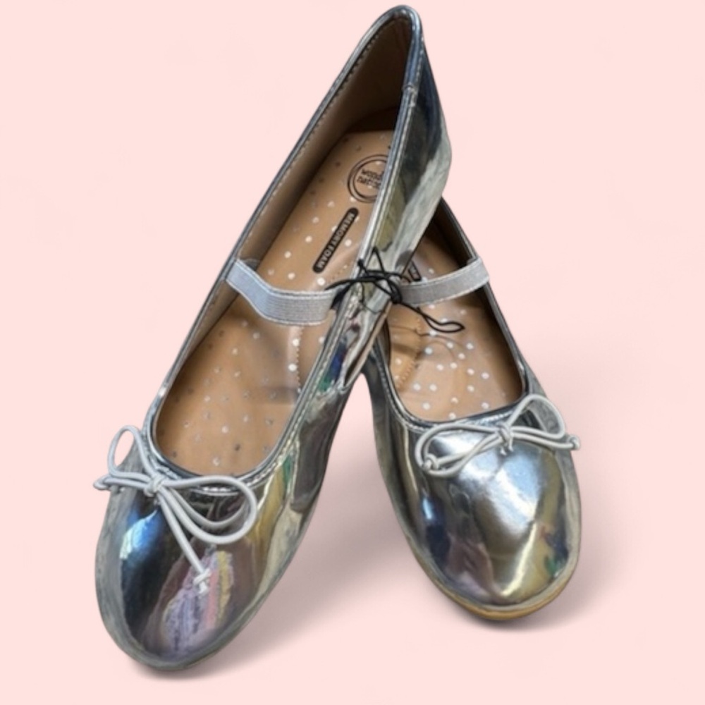 Wonder Nation NWT Chrome Silver Metallic Ballet Flats w/bow and ribbon‎ size 5